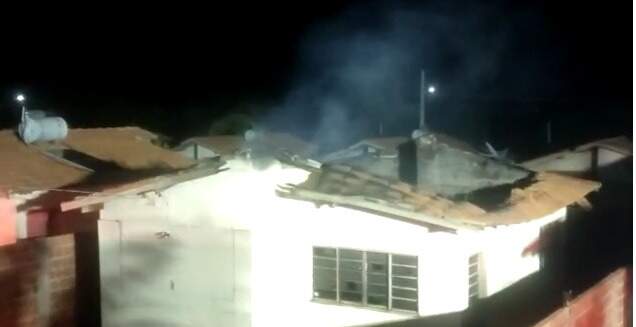 Incêndio criminoso destrói casa em Terenos; testemunha viu homem ateando fogo 