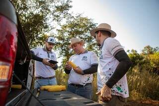 Técnicos do Rally da Safra avaliam qualidade do milho produzido. (Foto: Divulgação)
