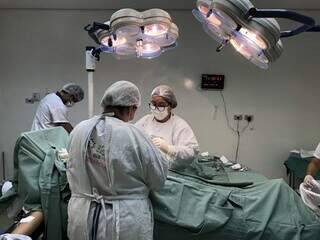 Equipe realiza cirurgia relacionada a programa de redução de filas executado por gestão anterior em MS (Foto: Arquivo)
