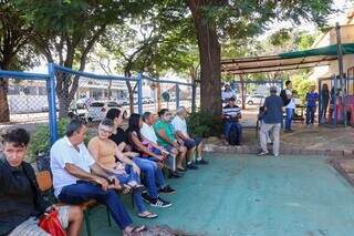 Candidatos à vaga aguardando atendimento da Funsat, no Centro Comunitário do Coophatrabalho (Foto: Henrique Kawaminami)