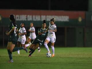 Jogadoras disputam a posse da bola em partida válida pela 13ª rodada do Brasileirão Feminino. (Foto: Reprodução/@Flamengo no Twitter)