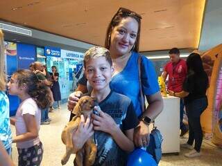 Kelly Pinheiro e filho João Lucas na feira de adoção ( Mylena Fraiha)