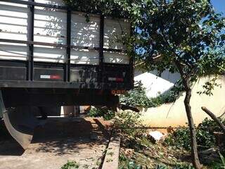 Caminhão derrubou muro da casa na Rua Livramento. (Foto: Mylena Fraiha)