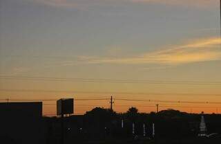 Nascer do sol registrado nos altos da Avenida Afonso Pena (Foto: Paulo Francis)