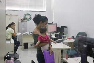 Nathaly Barbosa procura vaga para filha há dois meses, ela estava no multirão para conseguir o acesso a EMEI (Foto: Paulo Francis)