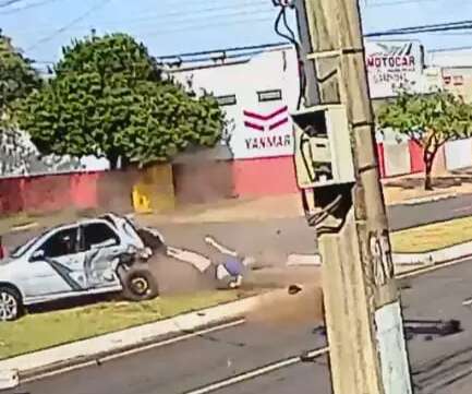 Passageira &eacute; arremessada pelo porta-malas ap&oacute;s acidente de carro