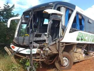 Ônibus de passageiros envolvido no acidente (Foto: Marcos Donzeli)