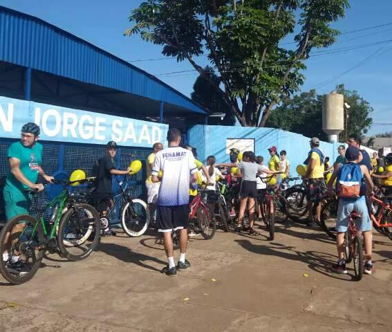 Pedal de conscientiza&ccedil;&atilde;o sobre Maio Amarelo re&uacute;ne fam&iacute;lia e diverte crian&ccedil;as 