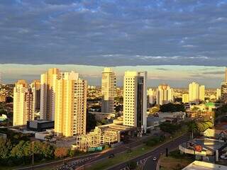 Céu encoberto de nuvens nas primeiras horas do dia em Campo Grande (Foto: Maristela Brunetto)