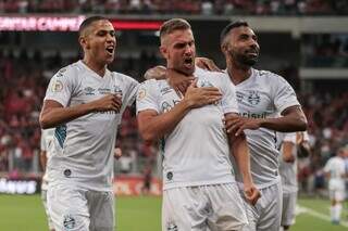 Zagueiro Bruno Uvini comemorando o seguindo gol da partida (Foto: Divulgação/Brasileirão)