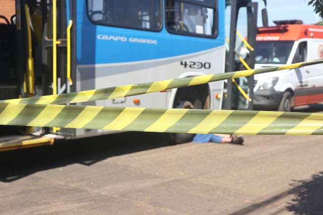 Ciclista desvia de porta de carro aberta e morre atropelado, embaixo de &ocirc;nibus