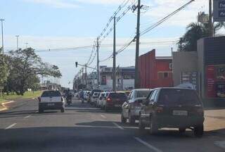 Motoristas madrugam na fila para garantir gasolina sem imposto a R$ 3,79