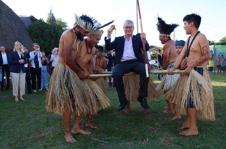 Embaixadores da União Europeia são recebidos com dança na aldeia Marçal de Souza