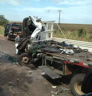 Caminhão ficou parcialmente destruído com a colisão (Foto: Reprodução/CenárioMS)