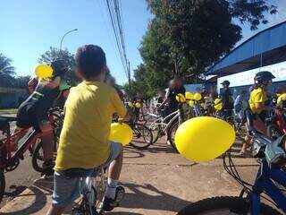 Pais e alunos se reuniram neste sábado para andar de bicicleta (Foto: Mylena Fraiha