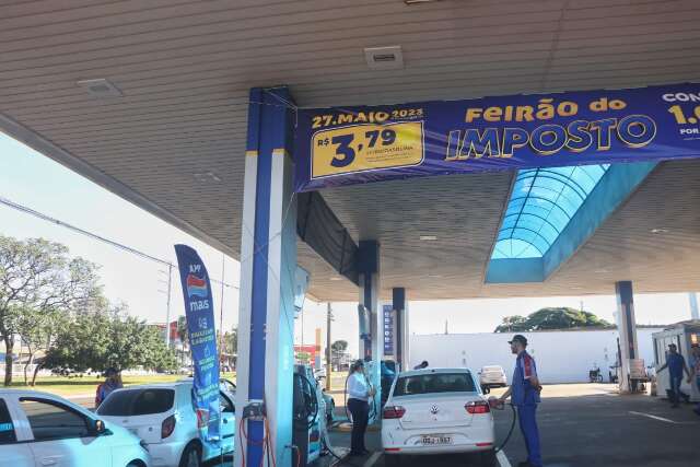 Motoristas madrugam na fila para garantir gasolina sem imposto a R$ 3,79