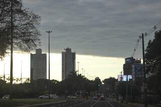 Capital amanhece com temperatura amenta e muitas nuvens (Foto: Paulo Francis)