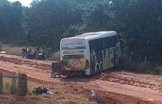 &Ocirc;nibus com passageiros sai da pista ao bater de frente com caminh&atilde;o na BR-267