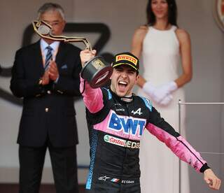 Max Verstappen levantando o troféu da corrida do circuito urbano (Foto: Divulgação)