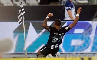 Júnior Santos comemora o primeiro gol do Botafogo na partida. (Foto: Vítor Silva/Botafogo)