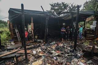 Famílias se juntam na tentativa de recuperar o que foi perdido. (Foto: Marcos Maluf)