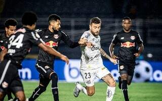 Lucas Lima disputa bola durante partida deste domingo. (Foto: Divulgação/Santos FC)