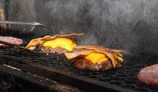 Hambúguer com queijo e bacon em grelha durante Festival em Campo Grande (Foto: Juliano Almeida)