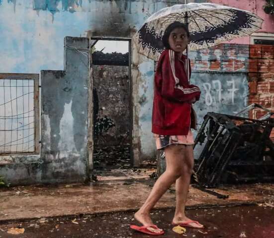 Envolta em fuligem, m&atilde;e de 22 anos salva filhos de inc&ecirc;ndio na Vila Popular