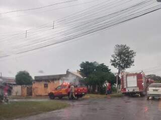 Bombeiros no local do incêndio. (Foto: Direto das Ruas)