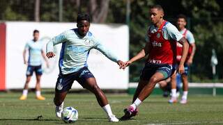 Atacante Endrick conduzindo a bola em treinamento do Palmeiras (Foto: Cesar Greco/Palmeiras)