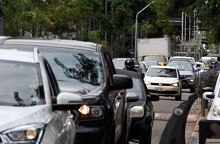 Trânsito na região central de Campo Grande. (Foto: Bruno Rezende)