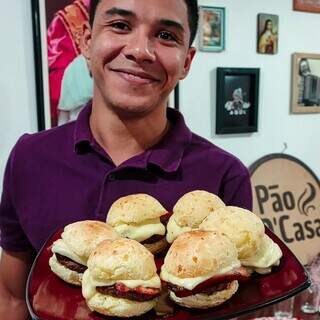 Henrique Paes de Matos com os pão de queijo &#39;hambúrguer&#39;. (Foto: Arquivo pessoal)