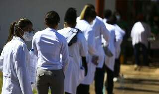 Médicos em fila para realização de provas. (Foto: Marcelo Camargo/Agência Brasil)