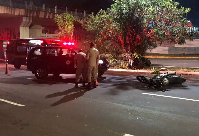 Motociclista fica gravemente ferido em acidente na Fernando Corr&ecirc;a da Costa