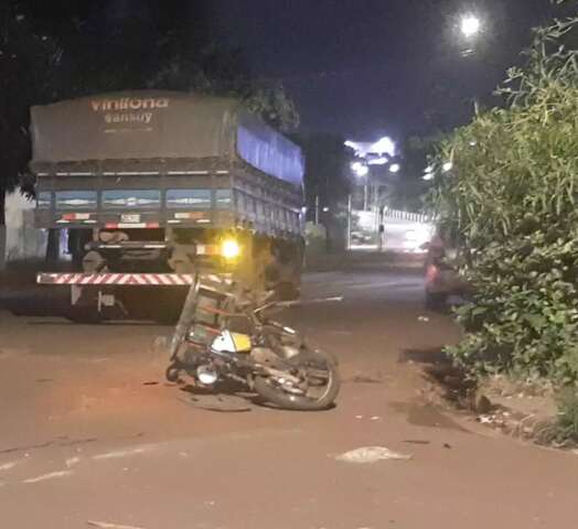 Jovem de 17 anos colide com caminh&atilde;o na Avenida Rachel de Queiroz