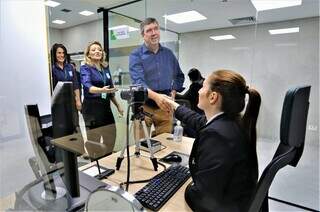 Eduardo Riedel faz visita na nova unidade durante hora do almoço (Foto: Governo MS).