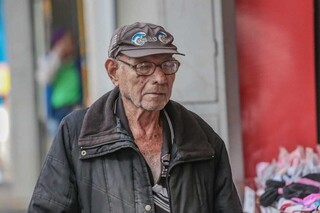 Aposentado Antônio Mendonça andando pela Rua 14 de Julho, após pagar conta (Foto: Marcos Maluf)