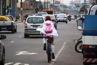 Perigosa por excesso de velocidade, avenida é acesso diário de muitos ciclistas (Foto: Henrique Kawaminami)