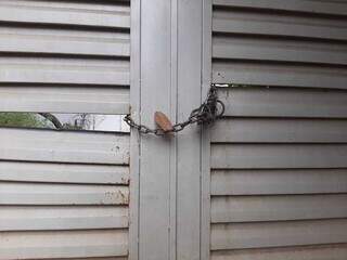Imóvel é fechado com cadeado, mas proprietário relata invasões ao Poder Judiciário. (Foto: Idaicy Solano)