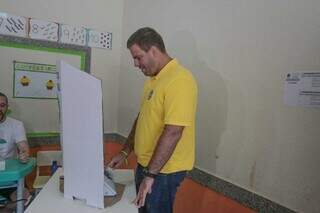 Capitão Contar (PRTB) na urna durante eleições em 2022 (Foto: Marcos Maluf)