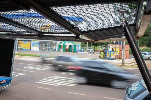 Avenida Bandeirantes vira "pista de corrida" e comerciantes pedem radares