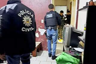 Policiais durante cumprimento de mandados da Operação Cantina. (Foto: Divulgação/PCRS)