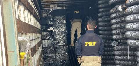 PRF encontra 380 mil maços de cigarros contrabandeados em caminhões