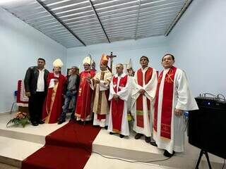 No último domingo inauguração da igreja reuniu padres e autoridades. (Foto: Arquivo pessoal)