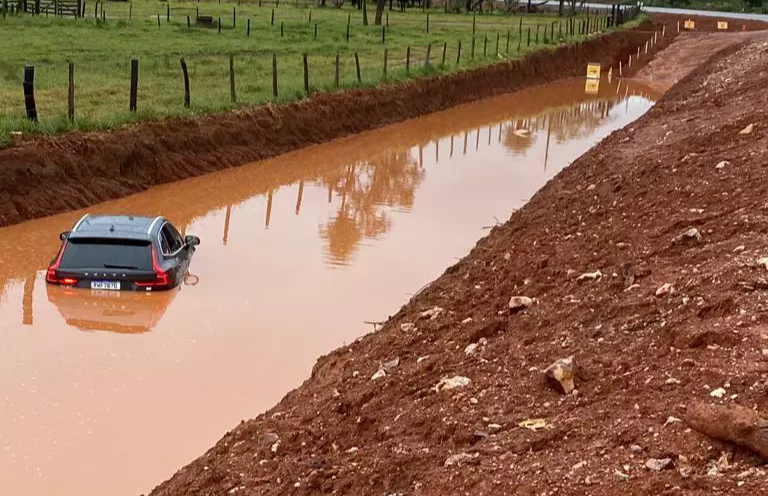 Rodovia em obras deixa veículos atolados; um deles quase afunda em “rio” de lama
