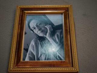 Maria Roberta é uma das homenageadas em quadros na salgaderia. (Foto: Aletheya Alves)