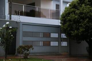 Casa na Vila Palmira onde vivia homem suspeito de furtar pelo menos 40 carros na Capital. (Foto: Alex Machado)