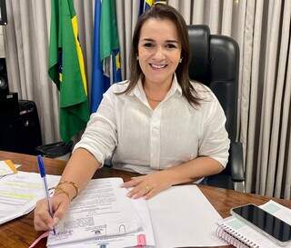 Prefeitura assinando atualizações do programa que foi enviado à Câmara (Foto: Divulgação/PMCG)