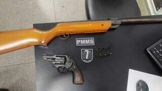 Armas e munições apreendidas com idoso preso em flagrante. (Foto: Divulgação | PMMS)