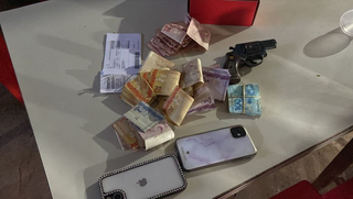 Dinheiro, arma e celular apreendidos com um dos alvos durante operação deflagrada nesta manhã (Foto: divulgação/PF)
